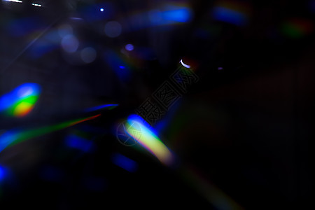 深色背景上的抽象运动散焦灯黑色流动线条小径彩虹踪迹蓝色速度光束纤维图片