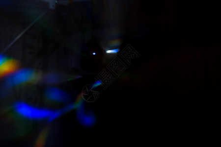 深色背景上的抽象运动散焦灯蓝色辉光力量黑色流动墙纸光束速度小径彩虹图片