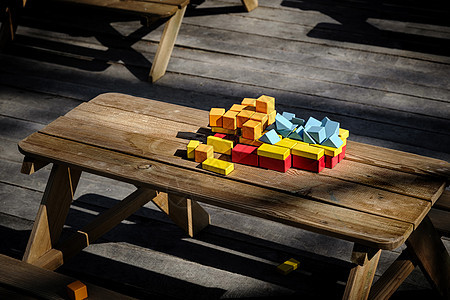 院子里桌子上的彩色木制玩具图片