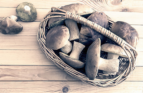 篮子里桌子上有蘑菇布小吃盘子水平午餐蔬菜盐渍厨房美食团体木板图片