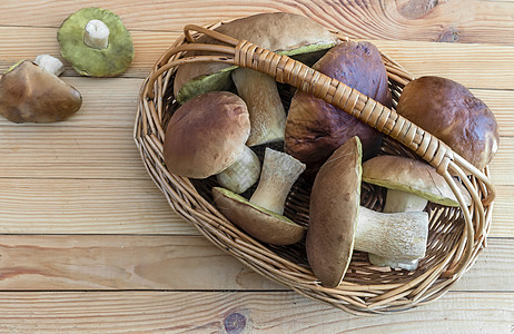 篮子里桌子上有蘑菇布美食盐渍蔬菜宏观午餐木板红色厨房团体植物图片