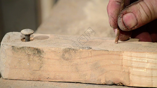 人用木制成形 以铁钉为木的模具木匠建设者锤击指甲修理工具木板木工锤子工艺图片