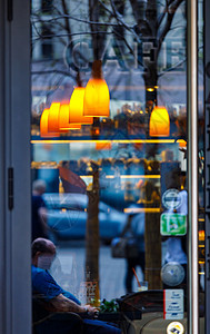 橙色灯笼 在暗室用稻草吊灯家具建筑学乡村设备照明枝形活力咖啡店背景灯泡图片