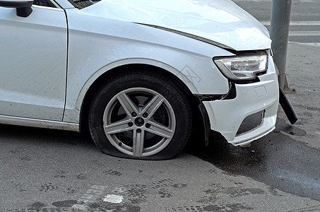 汽车撞到一个街杆上 车祸保险图片