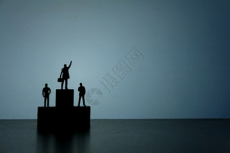 商业战略概念照片  微型商务人士站在讲台上向上指的剪影工作报酬导航冠军锦标赛人士游戏老板数字商务图片