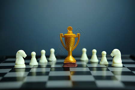 商业战略概念战略照片   金奖杯与象棋棋棋盘站在一起战术游戏风险领导者领导典当竞赛思维挑战控制图片