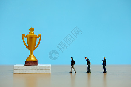微型商业概念     一群商务人士在金奖杯后面排成一队老板玩具战略商务优胜者办公室数字胜利竞赛领导图片