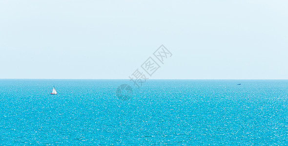 海洋无限度 游艇航行海洋 晴天 蓝水巡航海岸线速度水手们运输太阳奢华自由假期地平线图片