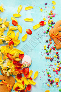 复活节快乐背景 复活节兔子糖和黄色和红色的花瓣背景 顶视图空白空间图片