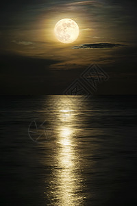 在夜间海景处查看海浪海滩金子天空地平线场景月球海洋月光海景图片