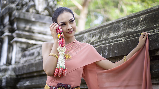 泰国或泰国服饰亚洲服装概念 年轻的泰国美女正在Ayutthaya的佛教寺庙中行走舞蹈历史女性舞蹈家女孩成人旅行文化传统戏服图片