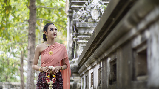 泰国或泰国服饰亚洲服装概念 年轻的泰国美女正在Ayutthaya的佛教寺庙中行走金子微笑丝绸佛教徒文化历史旅行舞蹈家成人裙子图片