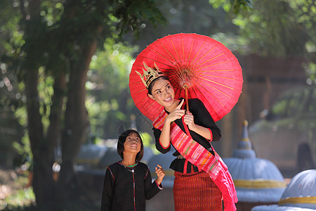 亚洲女孩的大象驯象师快乐文化旅游野生动物荒野热带村庄环境家庭图片