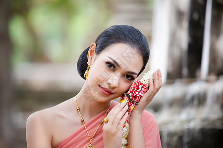 美丽的女人 泰国民族服装 传统的泰国服饰 泰国女人 好心情 美丽的微笑背景  带有噪音和颗粒的图像裙子戏服宗教文化国家金子艺术旅图片