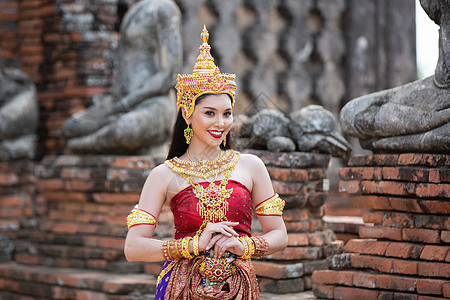 美丽的女人 泰国民族服装 传统的泰国服饰 泰国女人 好心情 美丽的微笑背景  带有噪音和颗粒的图像宗教佛教徒舞蹈家艺术裙子历史金图片