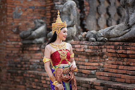 美丽的女人 泰国民族服装 传统的泰国服饰 泰国女人 好心情 美丽的微笑背景  带有噪音和颗粒的图像历史舞蹈家宗教女性舞蹈裙子艺术图片