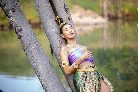 美丽的女人 泰国民族服装 传统的泰国服饰 泰国女人 好心情 美丽的微笑背景  带有噪音和颗粒的图像戏服舞蹈家文化裙子艺术成人丝绸图片