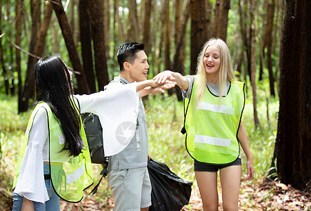 绿色志愿服务 乐观的两名志愿者在公园里拿着垃圾袋帮助捡垃圾 他们正在捡垃圾并将其放入黑色垃圾袋中 生态保护理念合作女士福利社会快图片