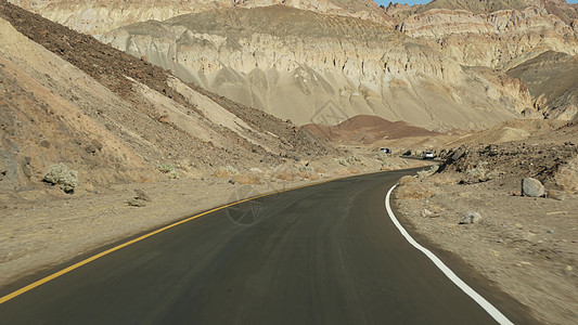 前往美国加利福尼亚州死亡谷的公路旅行 在美国搭便车旅行 公路 五颜六色的光秃秃的山脉和气候干旱的荒野 从车上看 内华达之旅地球运图片