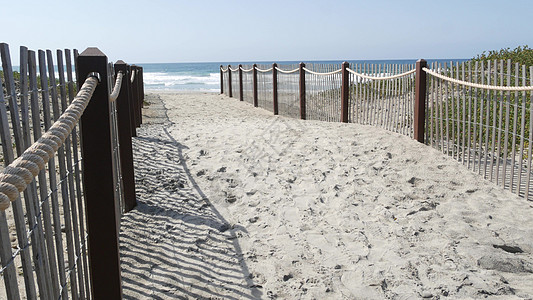 在海滩的夏天波浪 加利福尼亚海岸线美国 太平洋海岸 海岸上的尖桩篱栅沿岸假期途径入口晴天小路木板海景细绳绳索图片