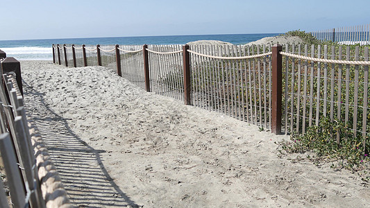 在海滩的夏天波浪 加利福尼亚海岸线美国 太平洋海岸 海岸上的尖桩篱栅细绳晴天入口绳索绿色植物沿岸途径小路海景假期图片