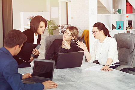 办公室里三位年轻成功的女商务人士在一个项目上合作技术经理同事笔记本讨论快乐团队战略衣领工人图片