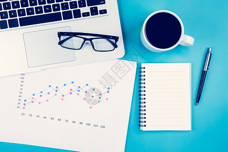 笔记本电脑和文件报告统计财务数据 包括图表 咖啡 书籍和眼镜 金融和投资 数字营销和增长 商业和传播概念经济工作会计文档文书战略图片