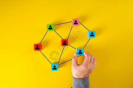Wooden 立方体块打印屏幕人图标 该图标链接组织结构的连接网络营销友谊全球社会数据技术社交网络世界手机工作背景图片