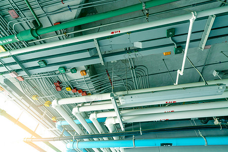 安装在天花板上的电缆电气管道系统和镀锌钢管 排水系统 PVC 塑料管和工业建筑天花板上的清洁水 建筑施工塑料工程导管工厂管子金属图片