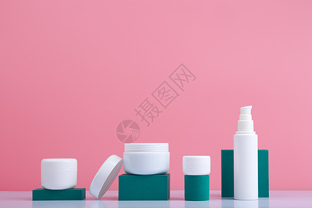 各种带有绿色几何道具 粉红背景和复制空间的皮肤护理产品种类繁多图片