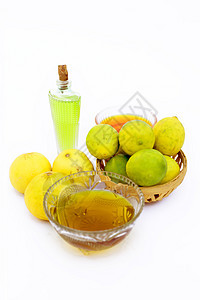 白色隔离的柠檬生发面膜 即柠檬汁与蜂蜜和橄榄油在玻璃碗中与全部原料充分混合玫瑰化妆品椰子奶油洗剂护理治疗洗澡生长皮肤图片