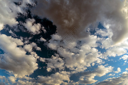 蓝天的全景与运动中的云 蓝天的景色 云在运动 天气晴朗 天空晴朗 天上的光 戏剧性的天空与云天堂地平线自由薄雾气体阳光环境太阳预图片