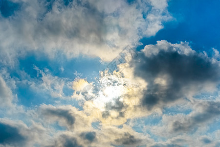 太阳的光芒冲破云层 蓝天白羽云 蓝天的全景 云彩在运动 天气晴朗 天空晴朗 运动中的天空全景图片