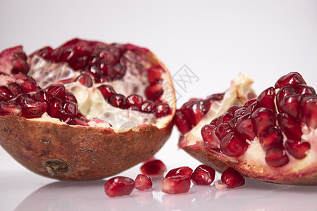 新鲜的成熟切片石榴水果 白种红种子孤立于白底情调粮食形象异国粉色白色红色石榴石热带植物图片