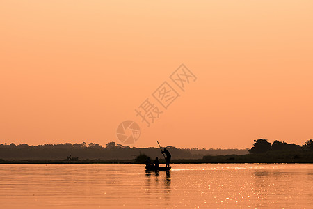 船上的男人们在河边的轮椅上反射渔夫洪水橙子独木舟娱乐池塘天空日落夫妻图片
