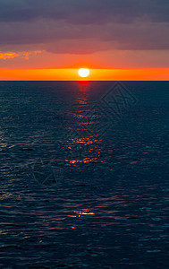 日落或海中日出海浪太阳橙子蓝色地平线天堂天空海洋假期旅行图片