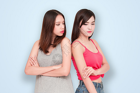 两个女孩互相看对方 生气斗争争议社会青少年室友对抗女孩女性嫉妒女士图片