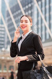 在移动电话上说话的女商务人士技术女士工人商业金融手机商务套装办公室成功图片