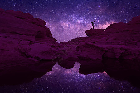 银河系的夜景山沟宇宙游客胜利峡谷爬坡自由星系男人旅游图片