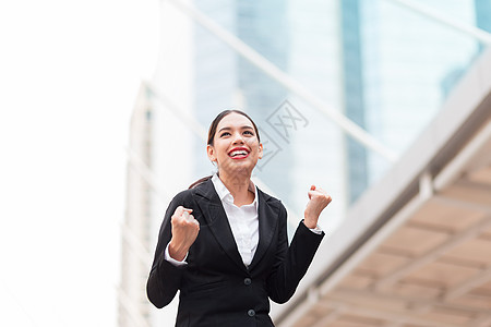 商业妇女对成功感到高兴女士胜利女性拳头套装公司办公室喜悦快乐微笑图片