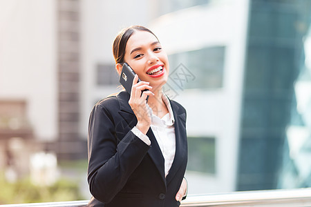 在移动电话上说话的女商务人士商务经理工人城市成功电话人士工作女孩建筑图片