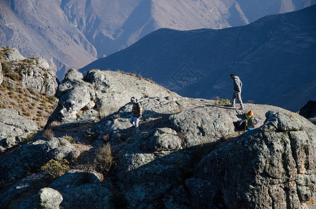 旅行朋友爬上马卡瓦西大岩石远足者救援登山伙伴太阳地形旅游团队挑战运动图片