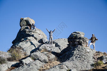 旅行朋友爬上马卡瓦西大岩石远足者力量成功友谊动机地形旅游高度登山者悬崖图片