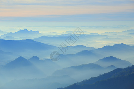 清晨的山岳山脉 有美丽的光芒阳光阴霾风景远足顶峰自由天空爬坡日出旅行图片