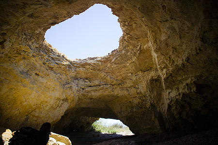 自然洞穴的开启勘探阴影窗户岩石冒险远足者石头入口背景图片
