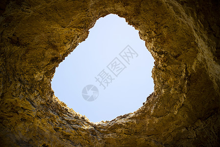 自然洞穴的开启远足者岩石窗户勘探入口石头冒险阴影图片