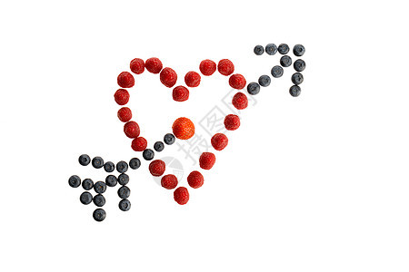 鲜新鲜的浆果 躺在一个心脏形状的红莓中 与白色隔绝图片