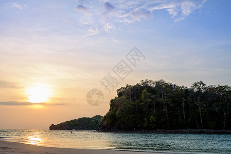 泰国Tarutao岛海面日落海洋蓝色皮艇支撑阳光娱乐垂尾橙子旅行海景图片