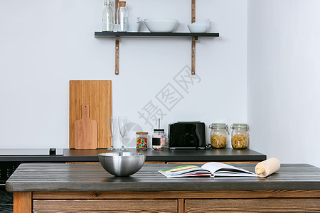 一个简单的厨房的内脏 有碗和书的厨房餐桌图片