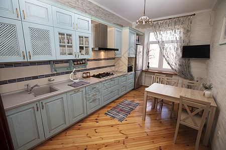狭窄公寓中的小厨房 俄罗斯预制房屋中的厨房房间图片